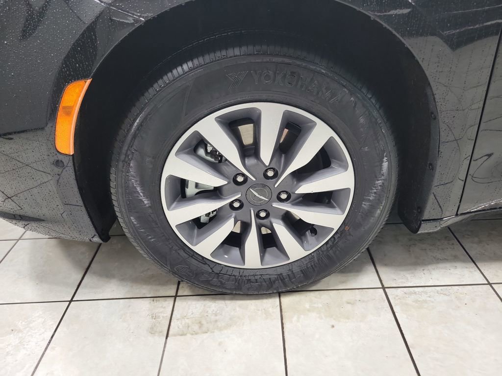 Used 2023 Chrysler Pacifica Limited image 49