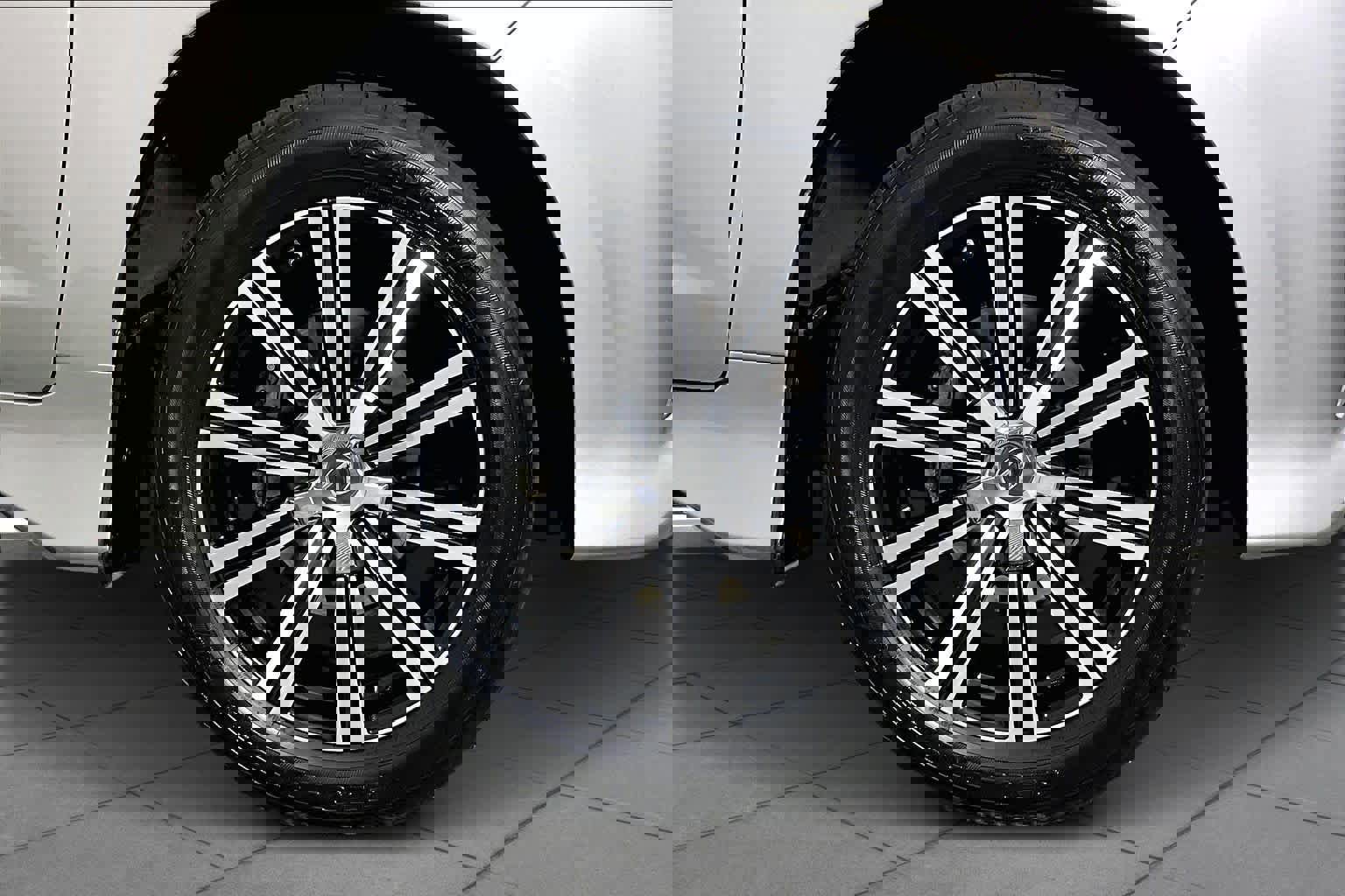 Used 2021 Lexus LX 570 4WD w/ 3rd Row & Luxury Pkg image 10