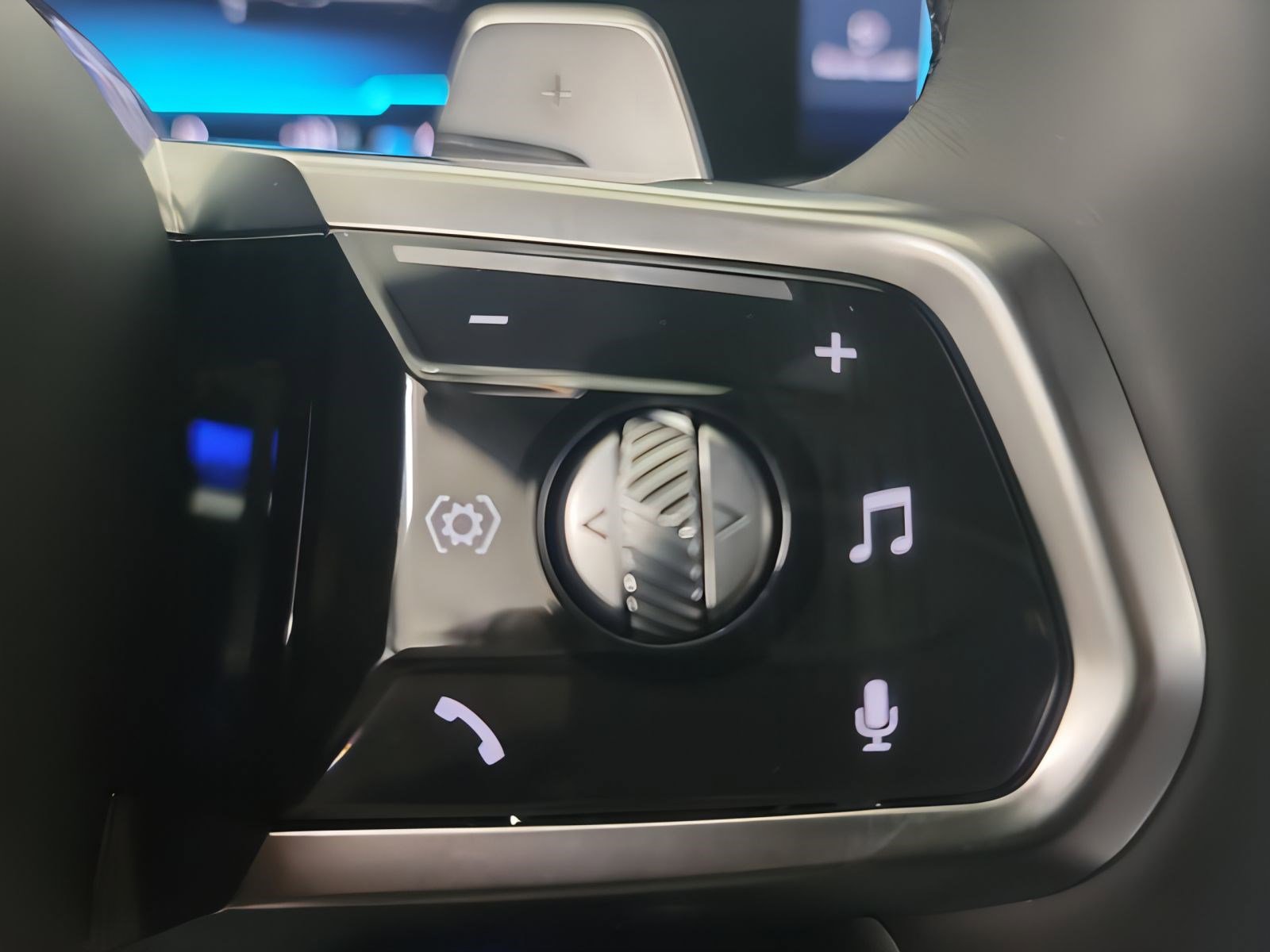 Used 2025 BMW 760i xDrive w/ Executive Package image 19