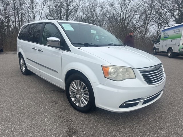 Used 2014 Chrysler Town & Country Limited image 2