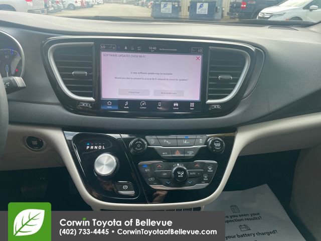 Used 2023 Chrysler Pacifica Touring-L image 11