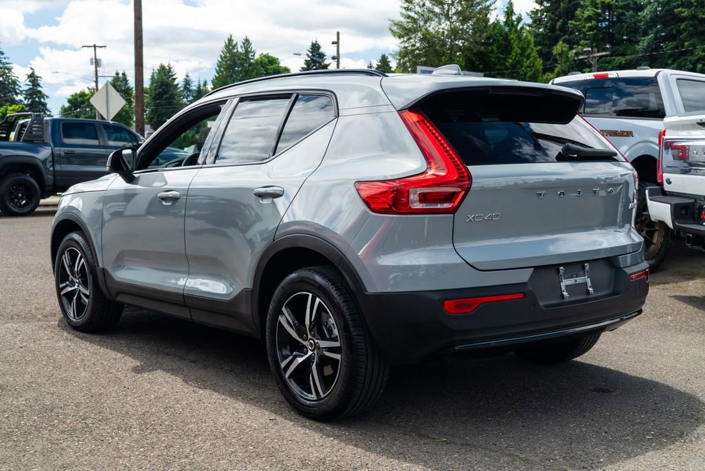 Used 2024 Volvo XC40 B5 Core AWD/4WD image 2