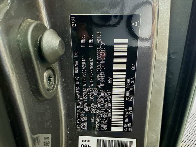 Certified 2025 Toyota Sienna XLE FWD image 32
