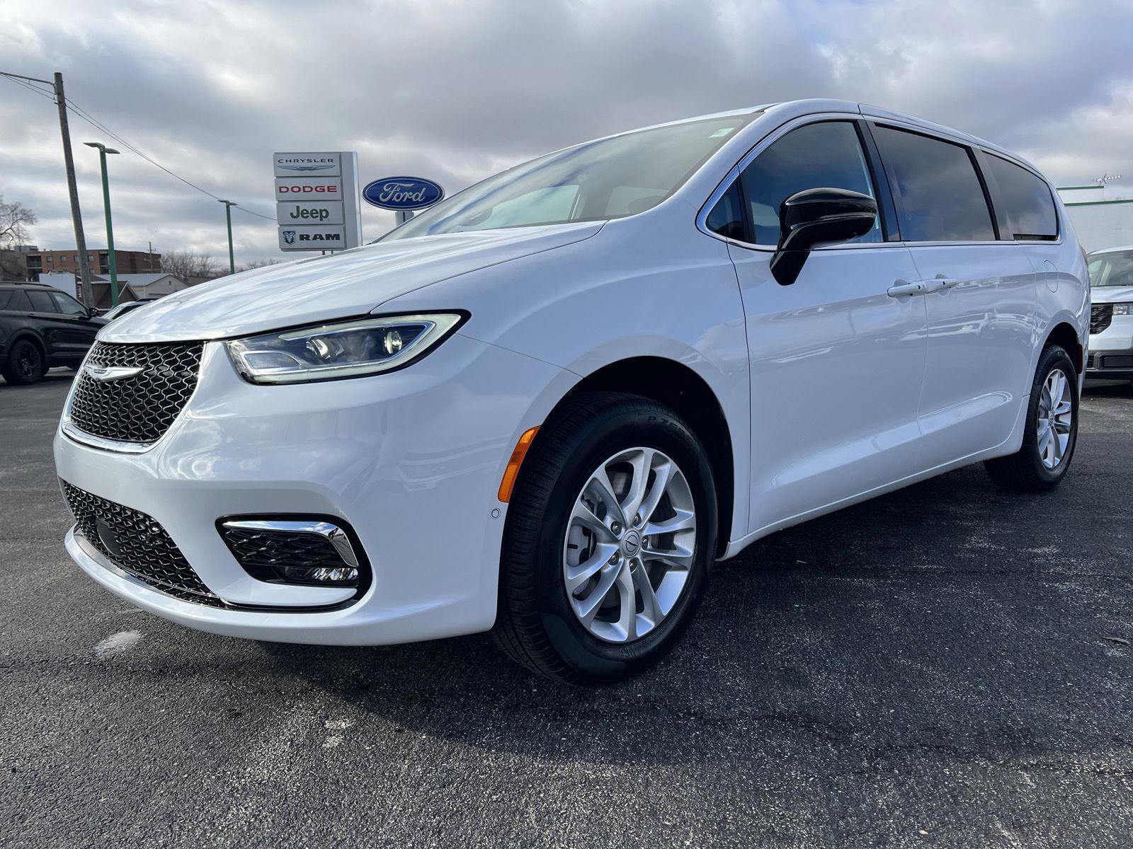 New 2026 Chrysler Pacifica Select image 10