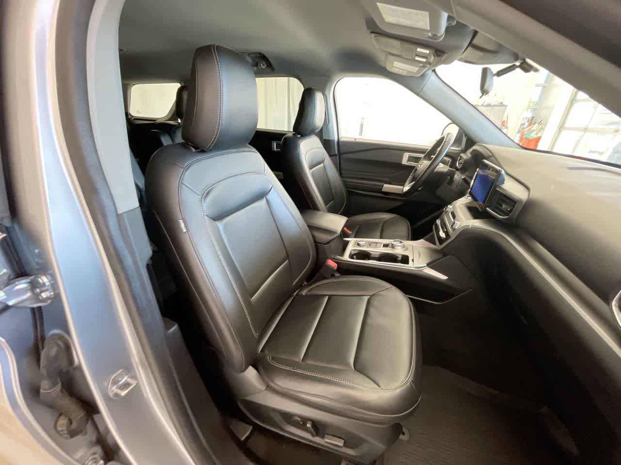 Used 2022 Ford Explorer XLT w/ Equipment Group 202A AWD/4WD image 25