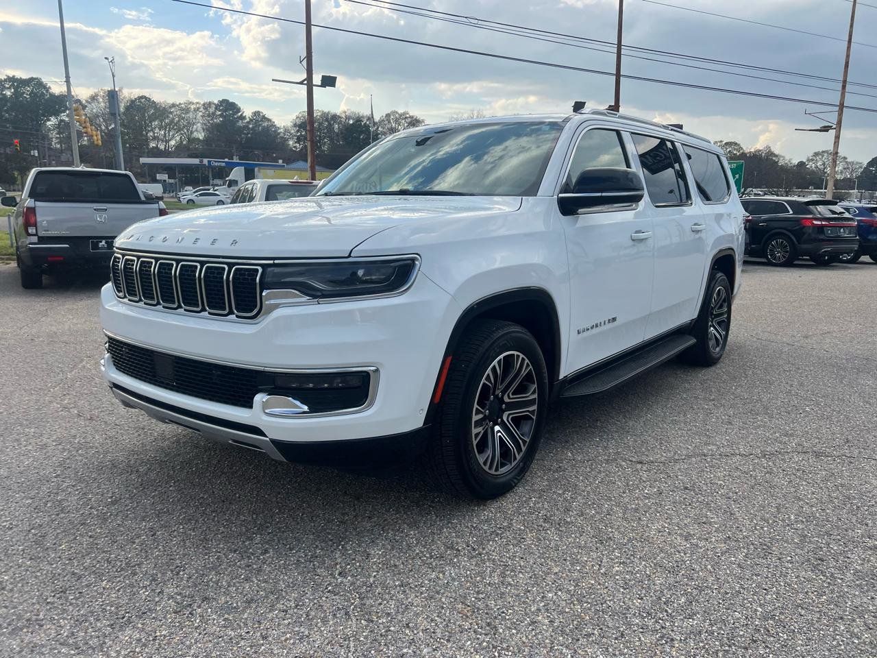 Used 2024 Jeep Wagoneer L Series II image 13