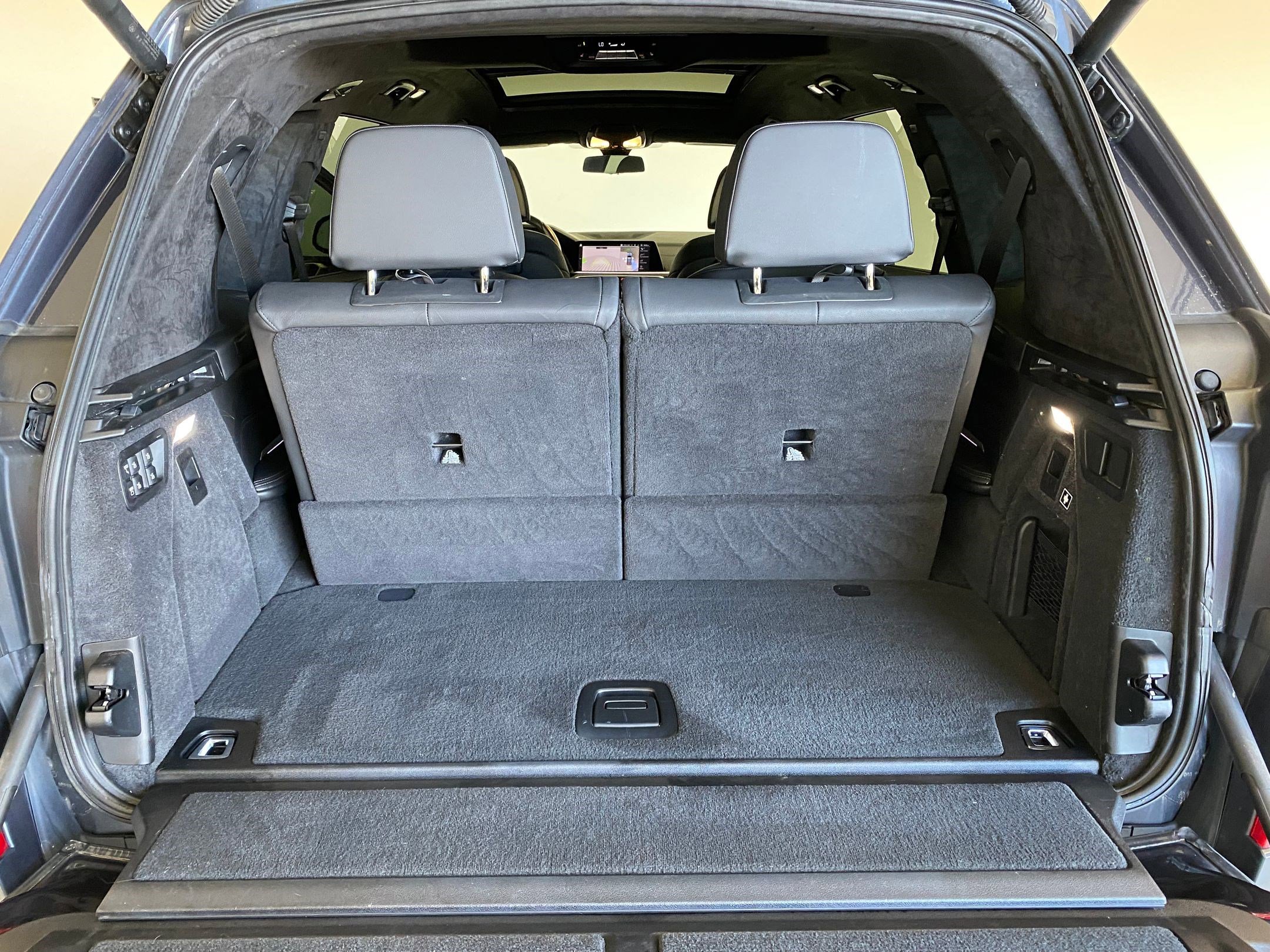 Used 2020 BMW X7 M50i w/ Executive Package image 31