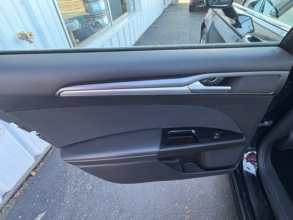 Used 2016 Ford Fusion SE FWD image 12