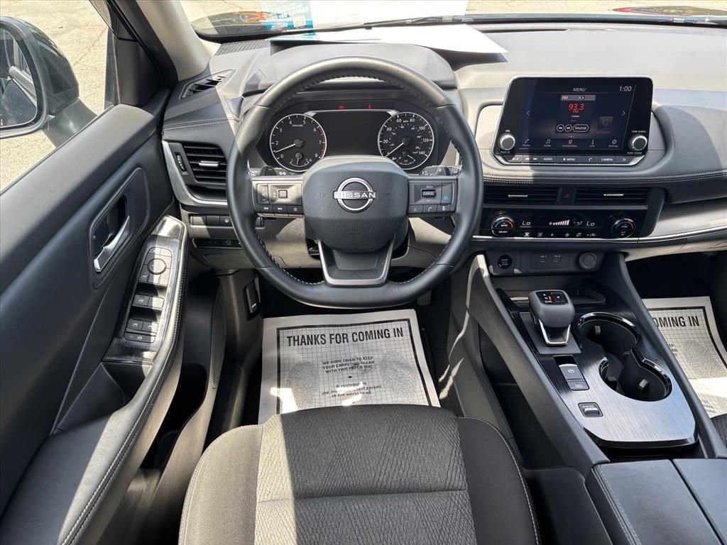 Used 2025 Nissan Rogue SV FWD image 3