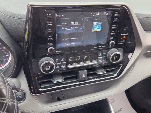 Used 2022 Toyota Highlander LE AWD/4WD image 19
