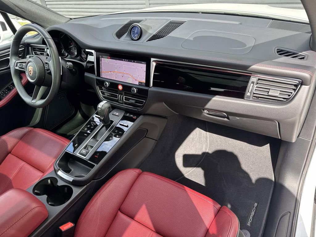 Certified 2025 Porsche Macan image 18