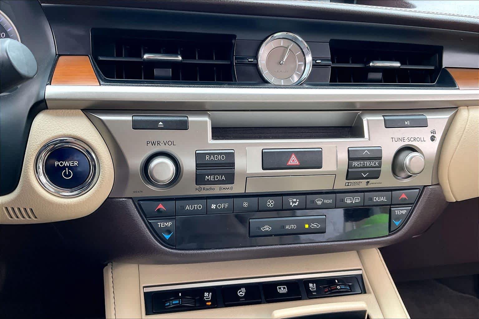 Used 2016 Lexus ES 300h w/ Luxury Package w/Wood Trim FWD image 32