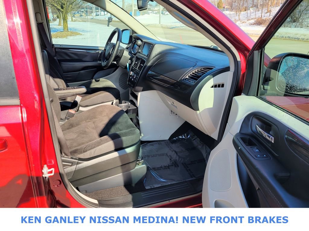 Used 2018 Dodge Grand Caravan SE w/ UConnect Hands-Free Group image 45