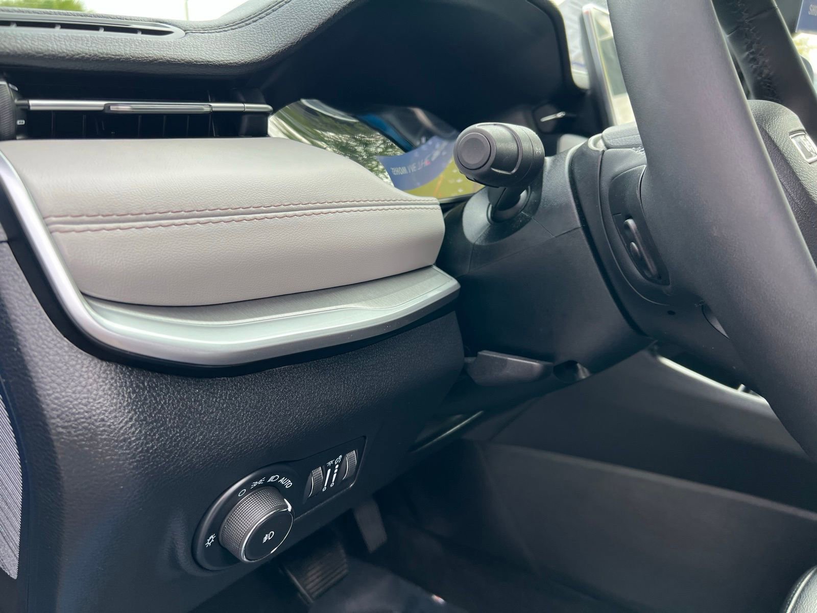 Used 2025 Jeep Compass Limited image 26