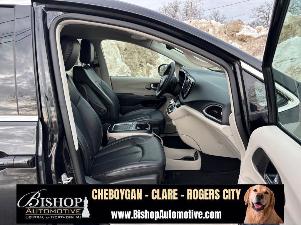 Used 2023 Chrysler Pacifica Touring-L image 33