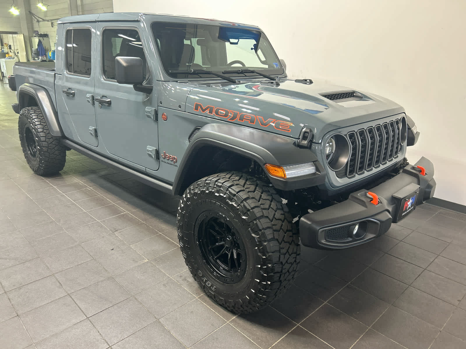 Used 2025 Jeep Gladiator Mojave w/ Convenience Group AWD/4WD image 2