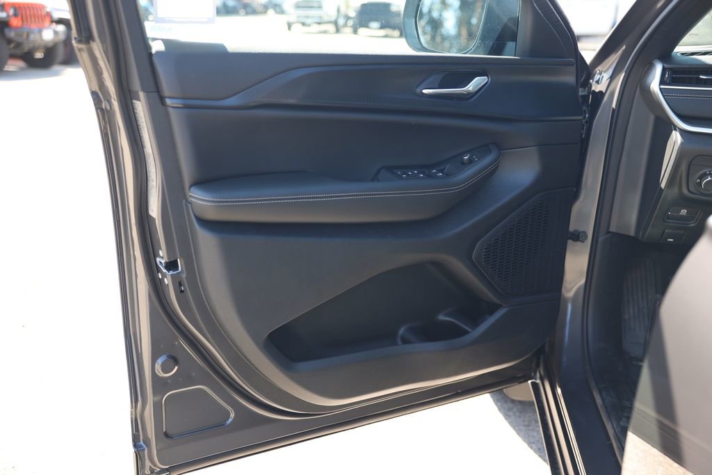 New 2025 Jeep Grand Cherokee Laredo w/ MOPAR Finishing Package image 14