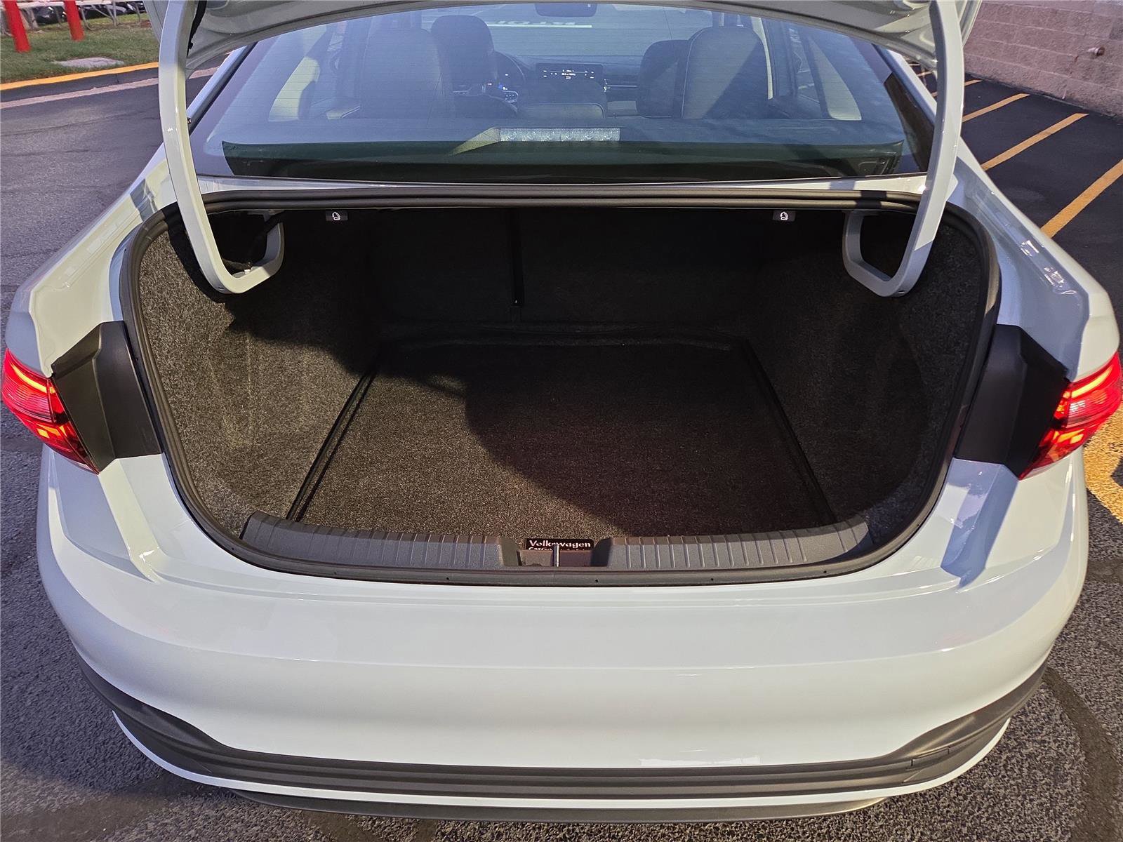 Certified 2025 Volkswagen Jetta SE w/ Sunroof Package image 28