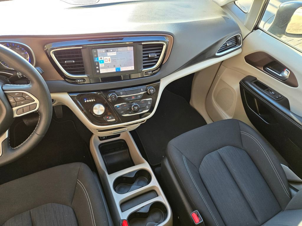 Used 2023 Chrysler Voyager LX image 16