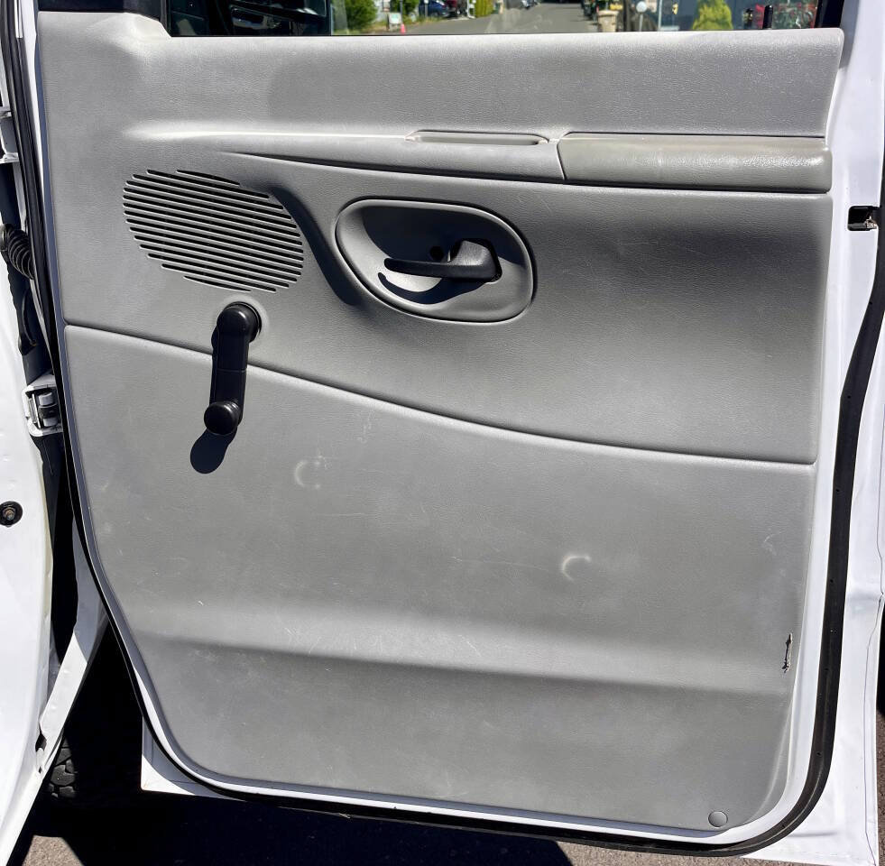 Used 2006 Ford E-350 and Econoline 350 XL RWD image 19