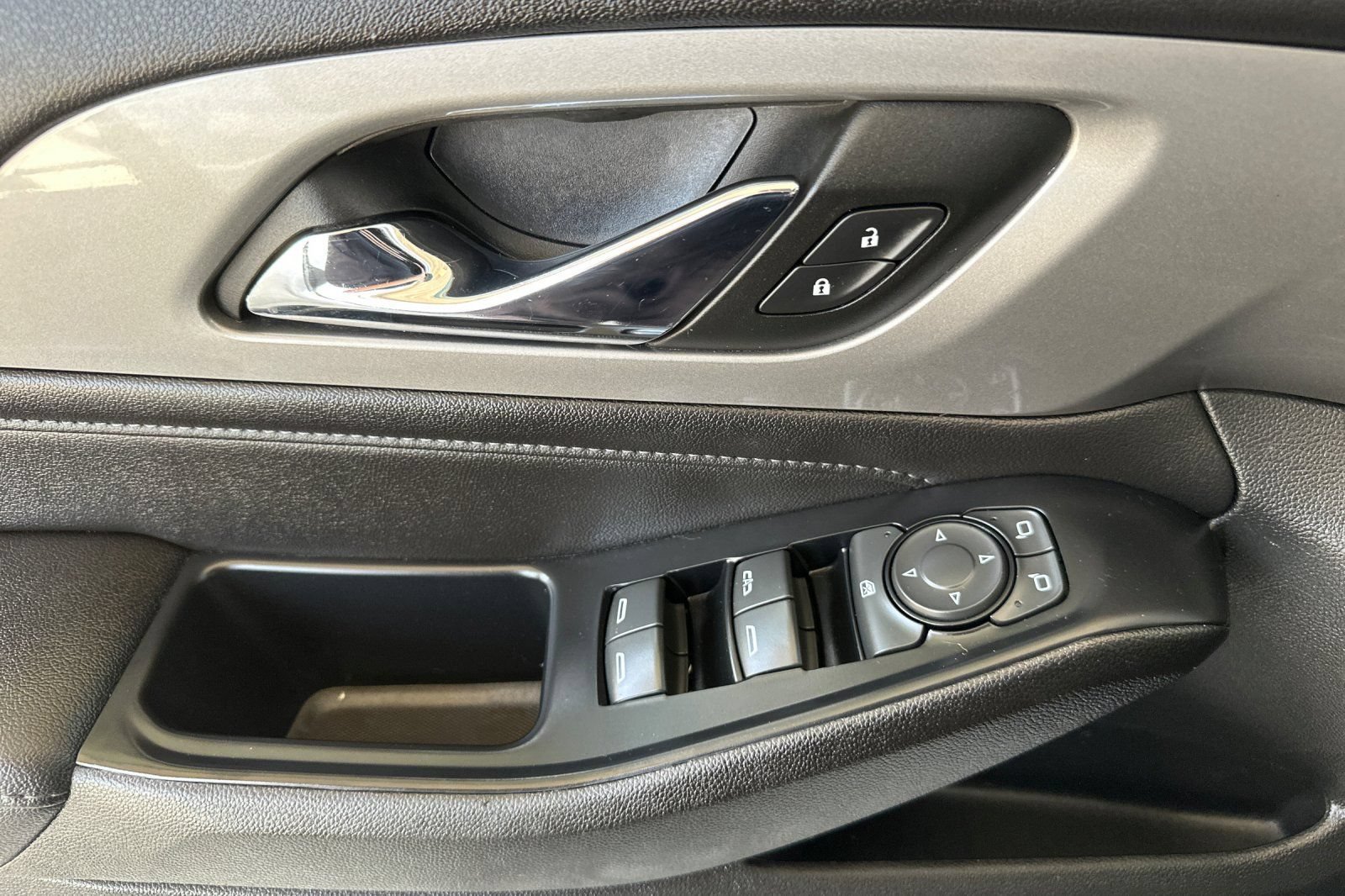 Used 2022 Chevrolet Traverse LT w/ LPO, Blackout Package FWD image 11