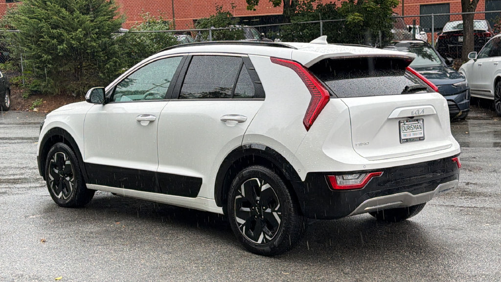 Certified 2024 Kia Niro Wave w/ Wave Preserve Package FWD image 3