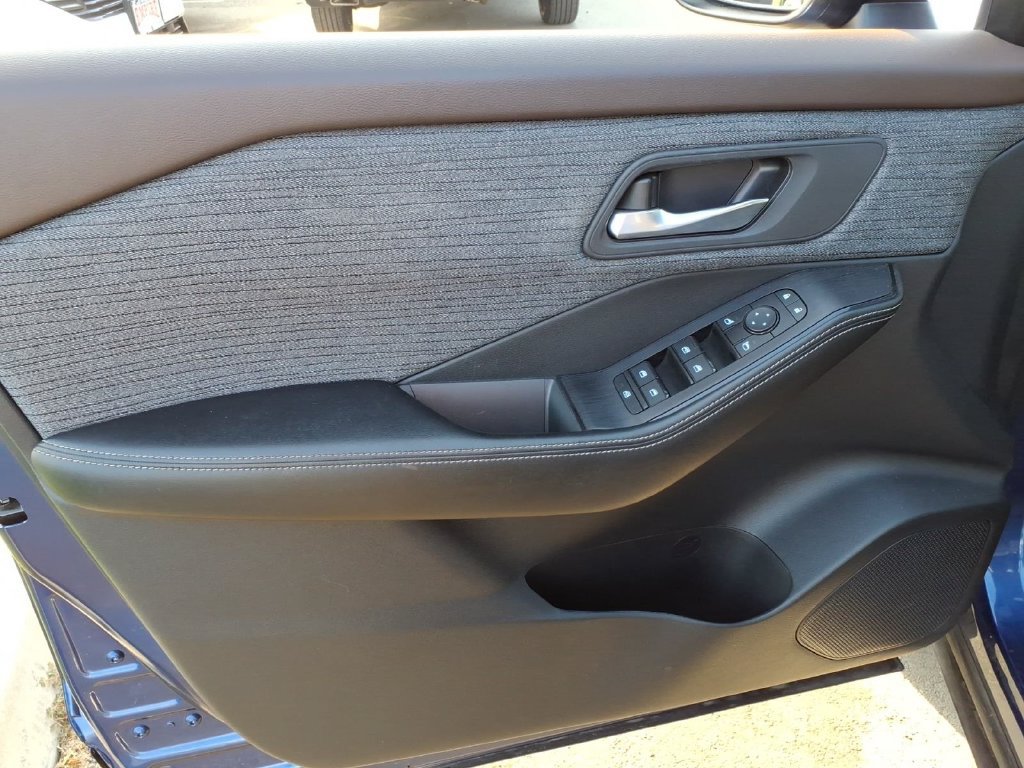 Certified 2023 Nissan Rogue SV FWD image 17