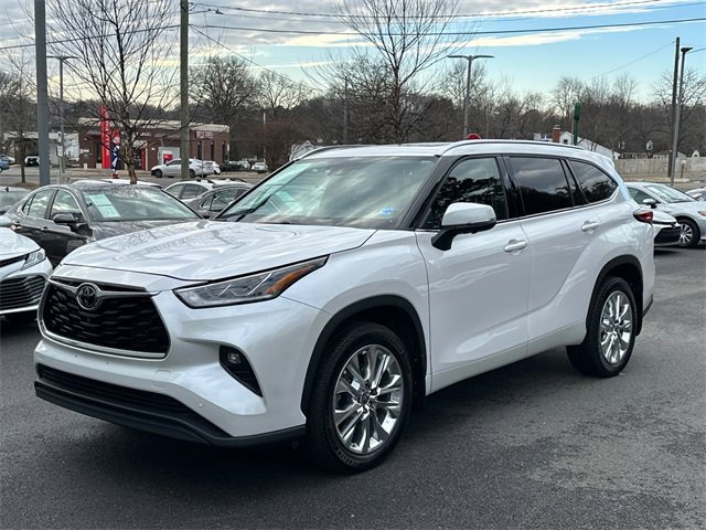 Used 2023 Toyota Highlander Limited image 2