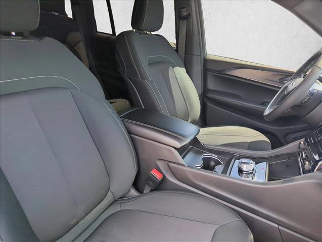 Used 2025 Jeep Grand Cherokee Laredo w/ Luxury Tech Group I RWD image 28