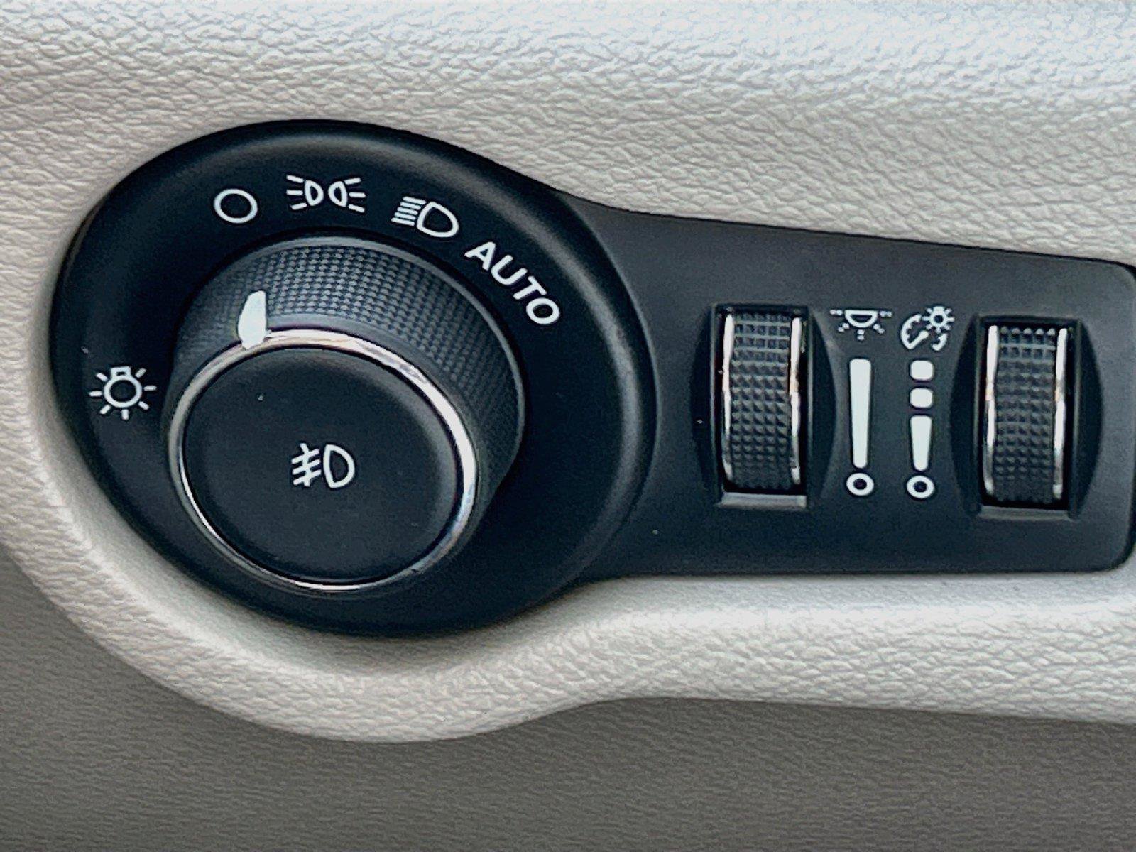 Used 2024 Chrysler Pacifica Touring-L FWD image 35