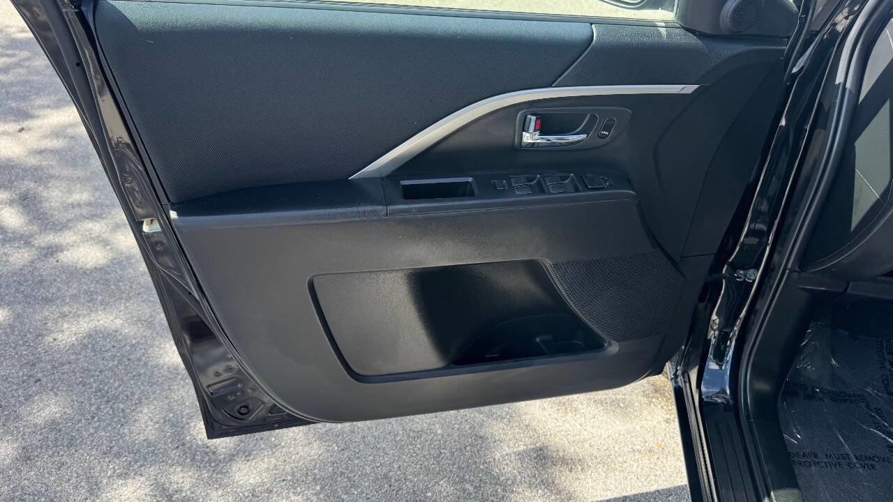 Used 2013 MAZDA MAZDA5 Sport image 19