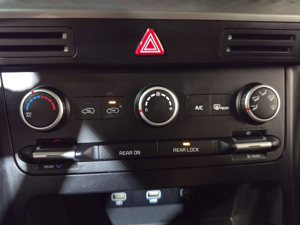 Used 2023 Kia Carnival LX FWD image 16