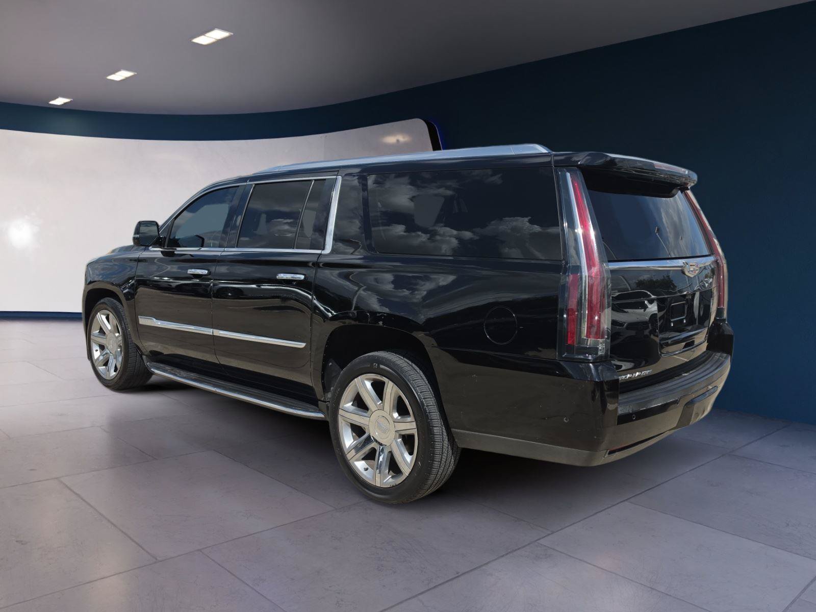 Used 2018 Cadillac Escalade ESV Luxury RWD image 3