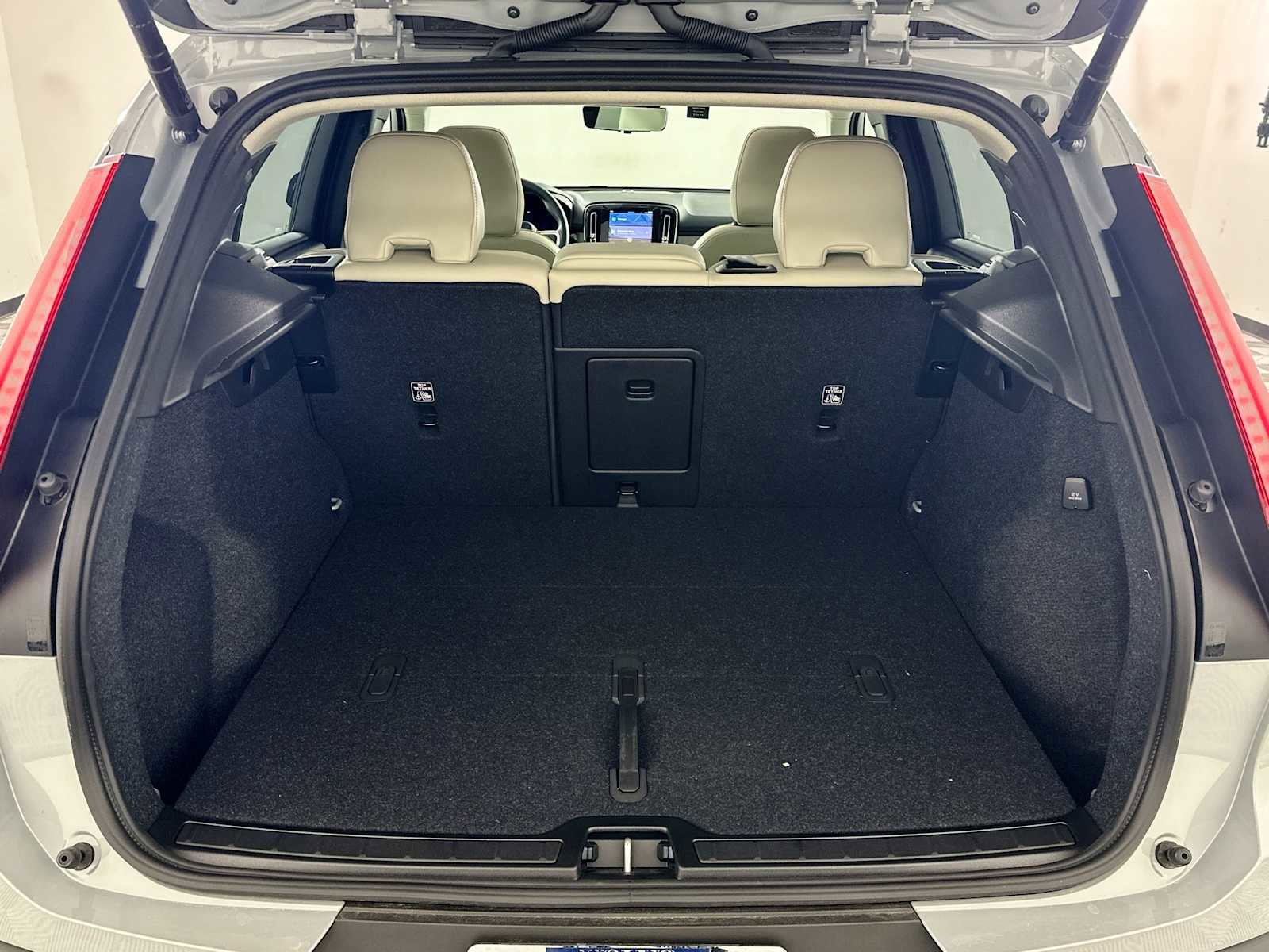 Used 2025 Volvo XC40 B5 Ultra w/ Protection Package image 24