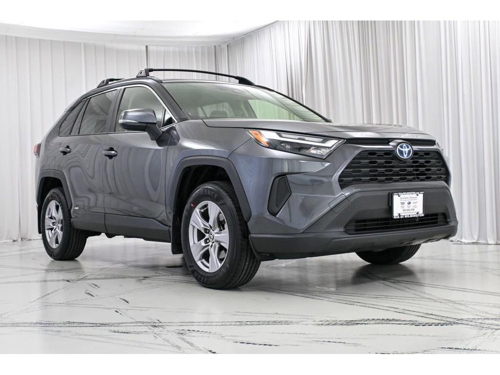 Used 2022 Toyota RAV4 XLE w/ Convenience Package image 2