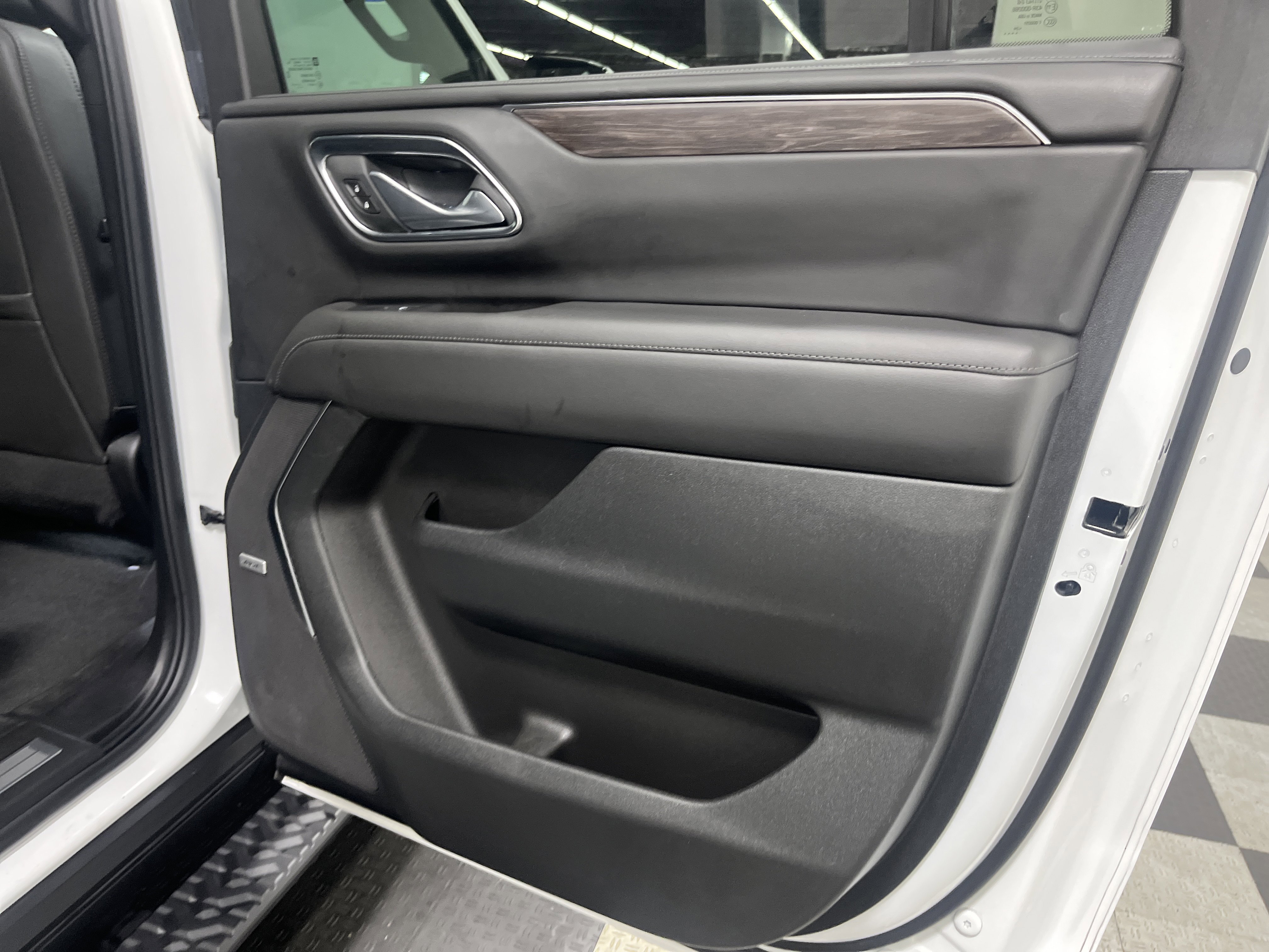 Used 2024 Chevrolet Suburban Z71 w/ Luxury Package image 19