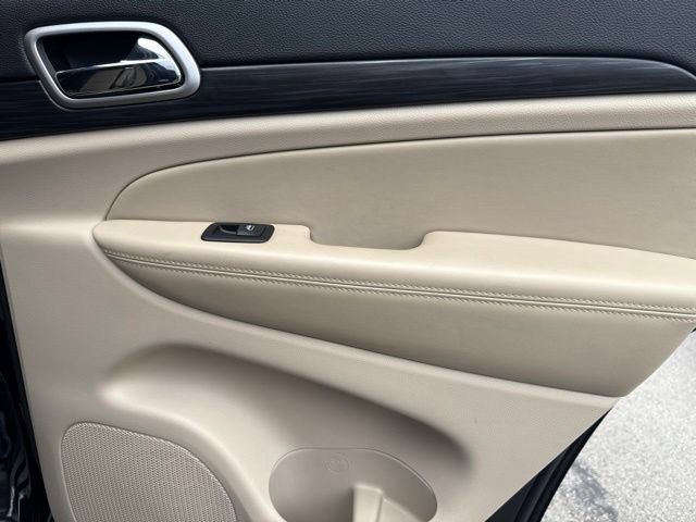 Used 2021 Jeep Grand Cherokee Laredo AWD/4WD image 44