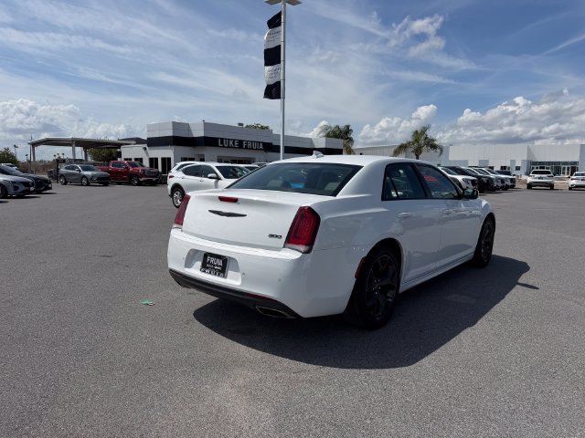 Used 2022 Chrysler 300 Touring L RWD image 5
