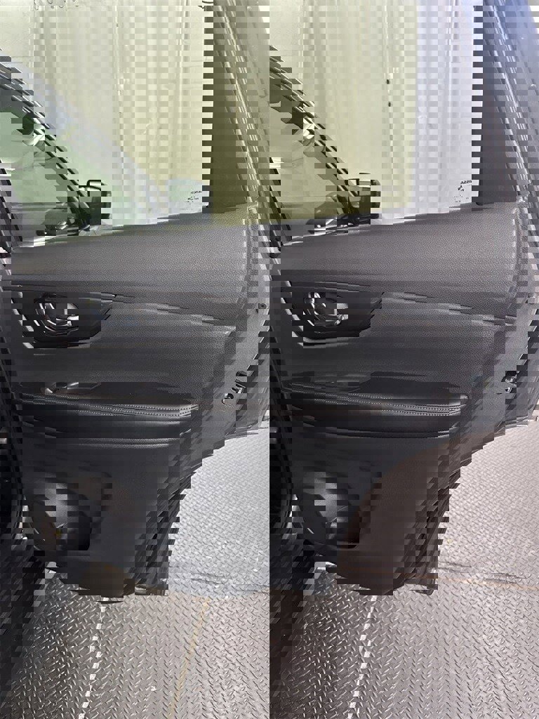 Used 2018 Nissan Rogue SV w/ Sun & Sound Touring Package image 29