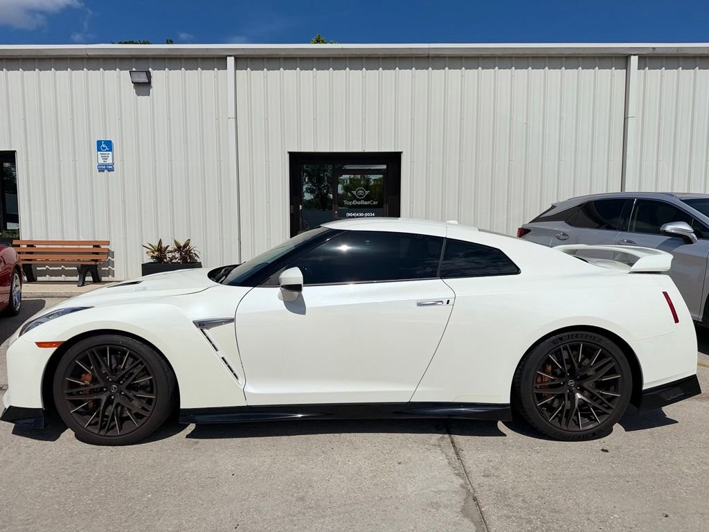 Used 2020 Nissan GT-R Premium AWD/4WD image 2