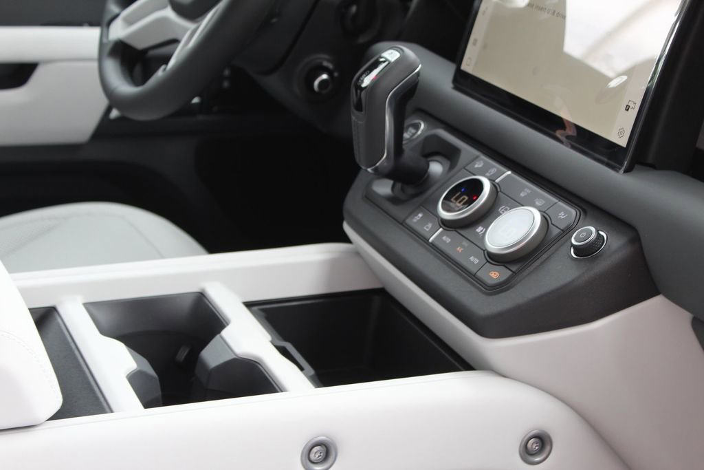 Used 2025 Land Rover Defender 110 S image 22