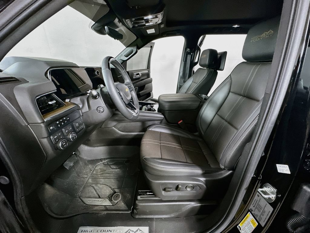 Used 2025 Chevrolet Suburban High Country AWD/4WD image 16