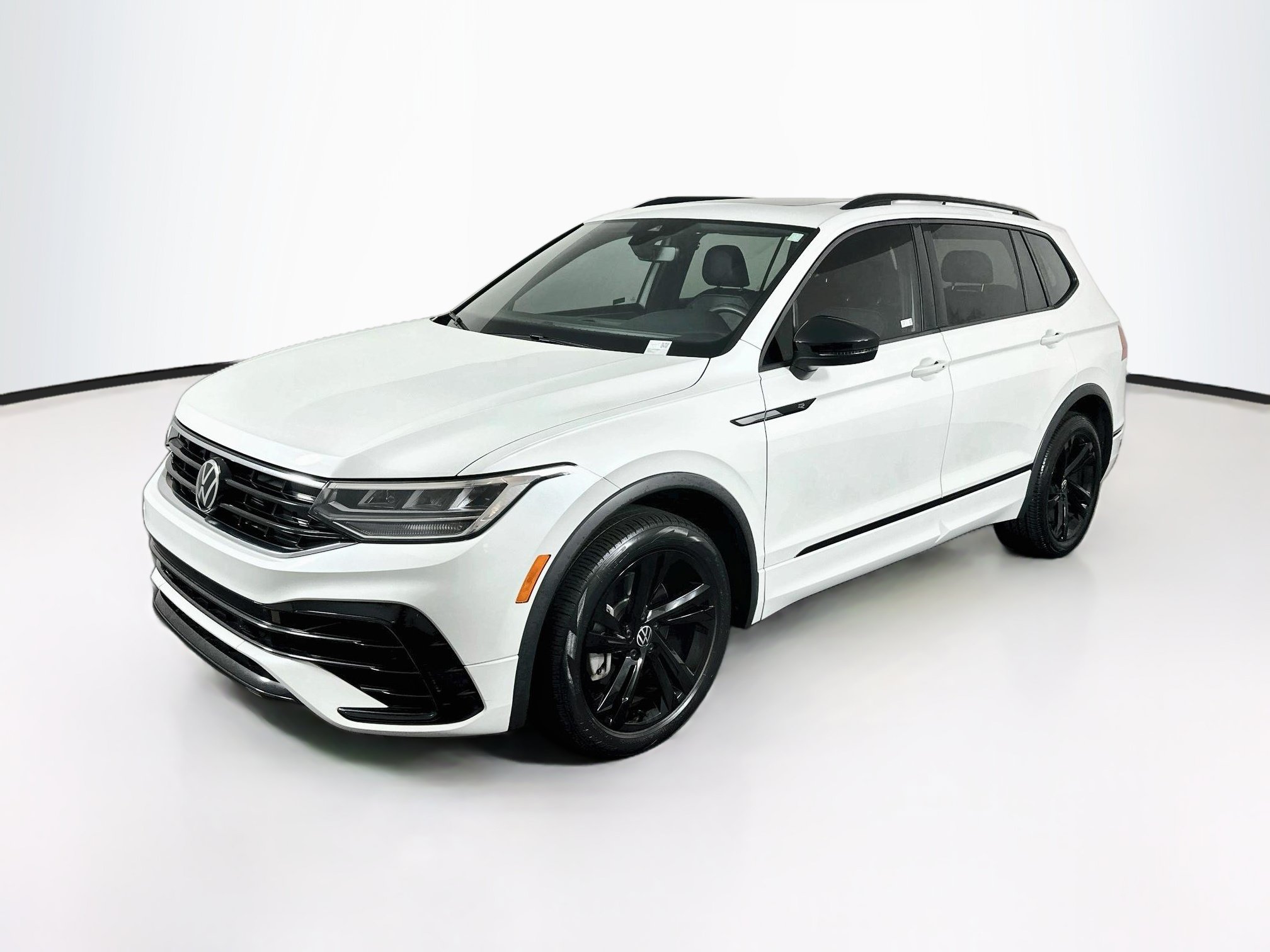 Used 2023 Volkswagen Tiguan SE R-Line FWD image 3