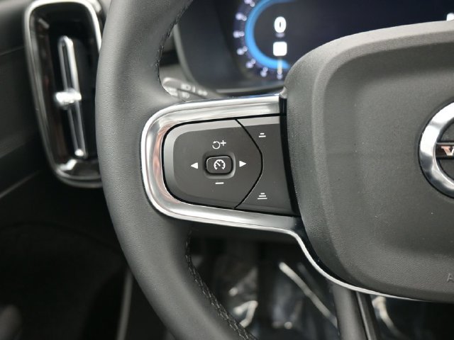 Used 2024 Volvo XC40 B5 Plus AWD/4WD image 23
