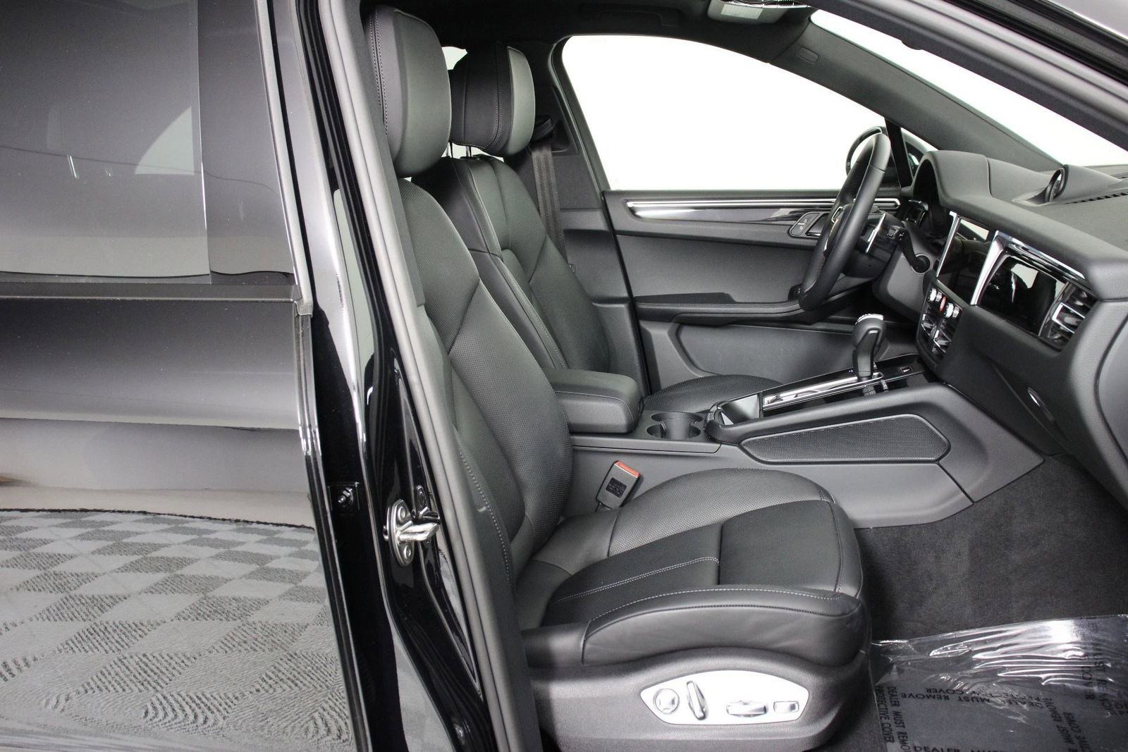 Certified 2026 Porsche Macan AWD/4WD image 31