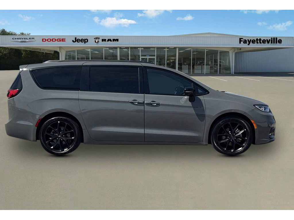 Used 2025 Chrysler Pacifica Limited image 2