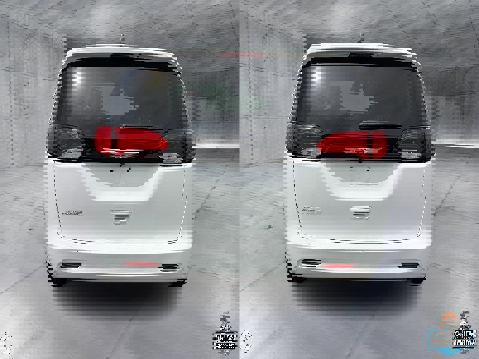 Used 2024 Chrysler Voyager LX image 5