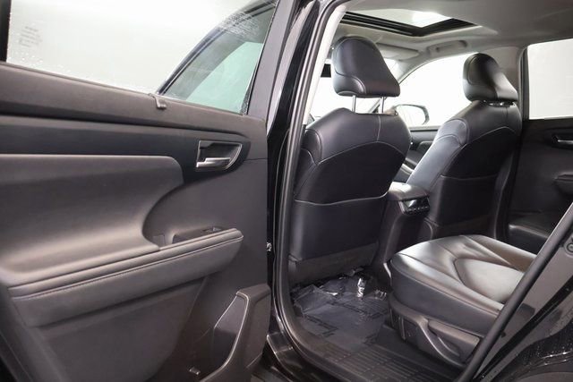 Used 2021 Toyota Highlander XLE AWD/4WD image 28
