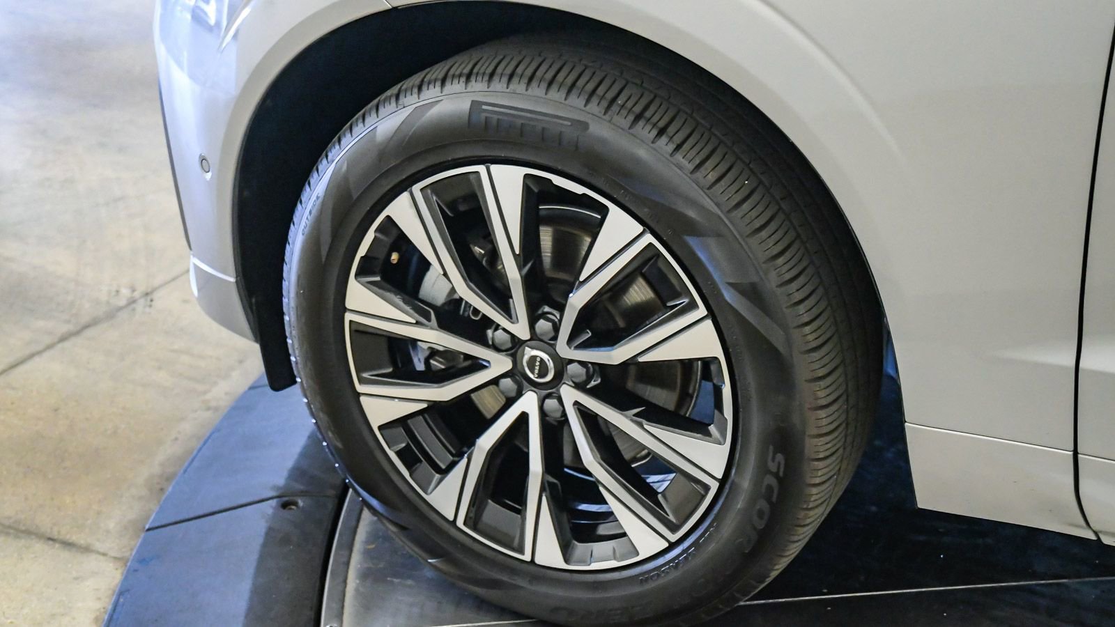 Certified 2025 Volvo XC60 B5 Plus image 10