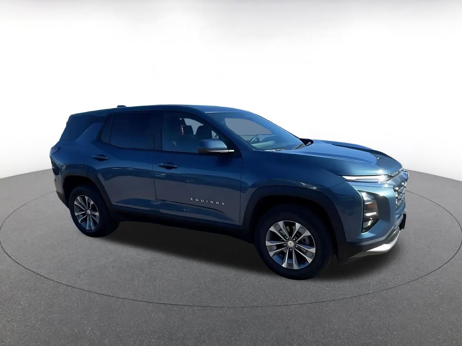 Used 2025 Chevrolet Equinox LT image 2